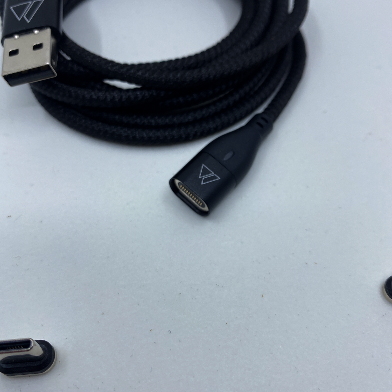 Datagnan - 100W magnetisches USB-C Universalladekabel für schnelles Laden mit Datenübertragung und 3 Konnektoren (USB-C, Lightning, USB Micro)